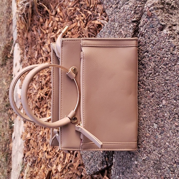 NWOT Crossbody purse with attachable strap - Picture 7 of 9